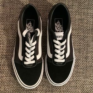 Vans Off the Wall women’s size 6. Suede and canvas shoes.